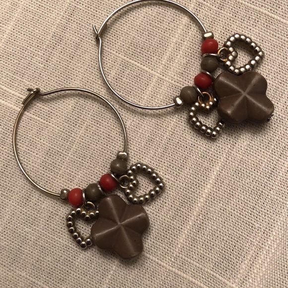 VINTAGE EARRINGS SILVER TONE 1” HOOPS AVOCADO RED BEADS HEARTS DANGLERS - #483 - Picture 2 of 9